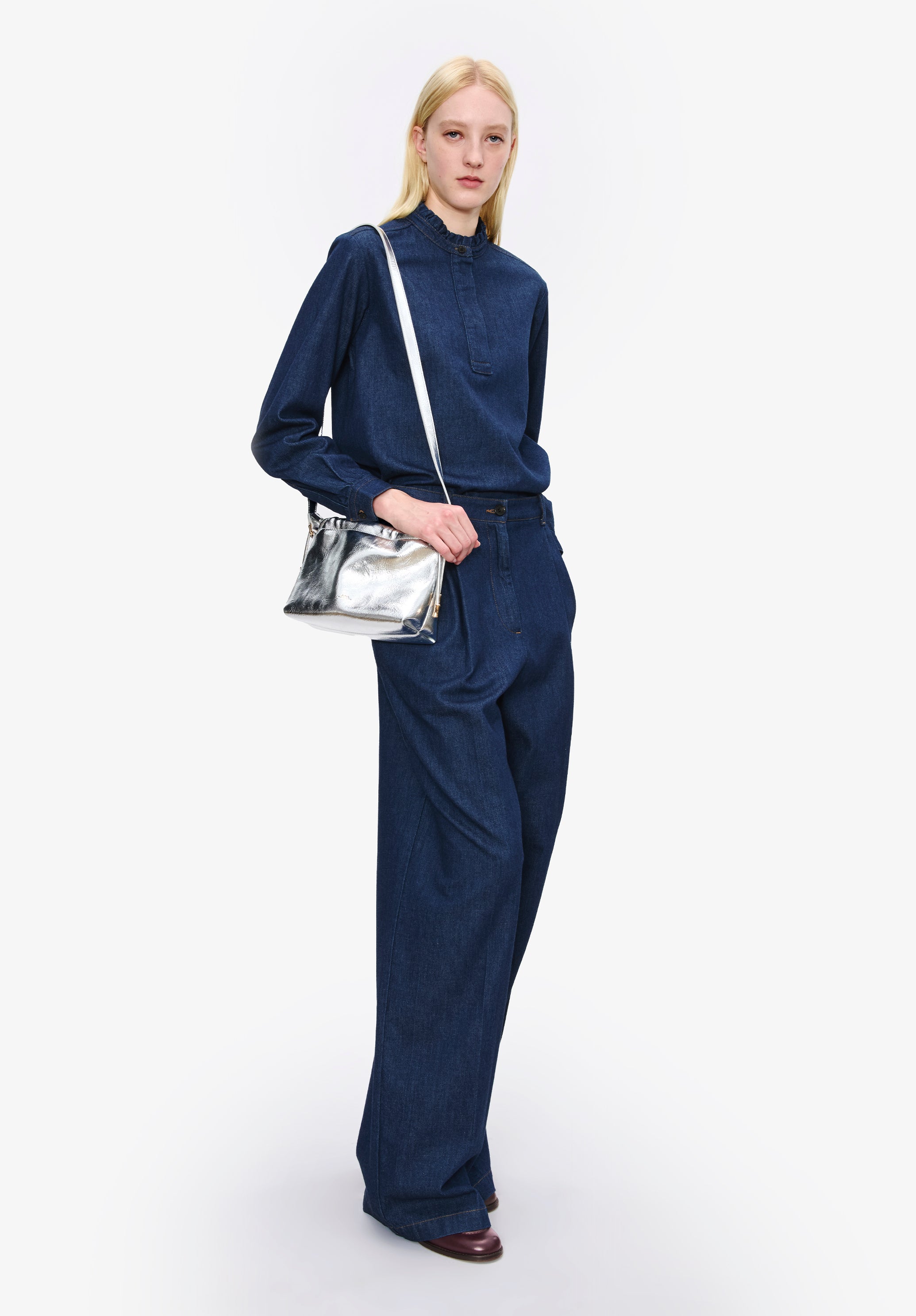 Blouse with ruffled collar - 1